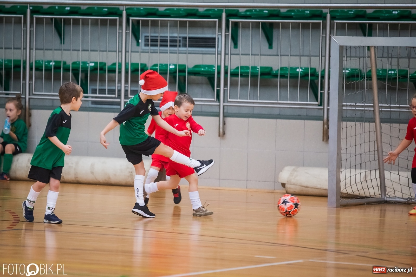 Zdjęcie w galerii na portalu naszraciborz.pl: Piłkarska rywalizacja w turnieju mikołajkowym [FOTO] wiadomości z regionu