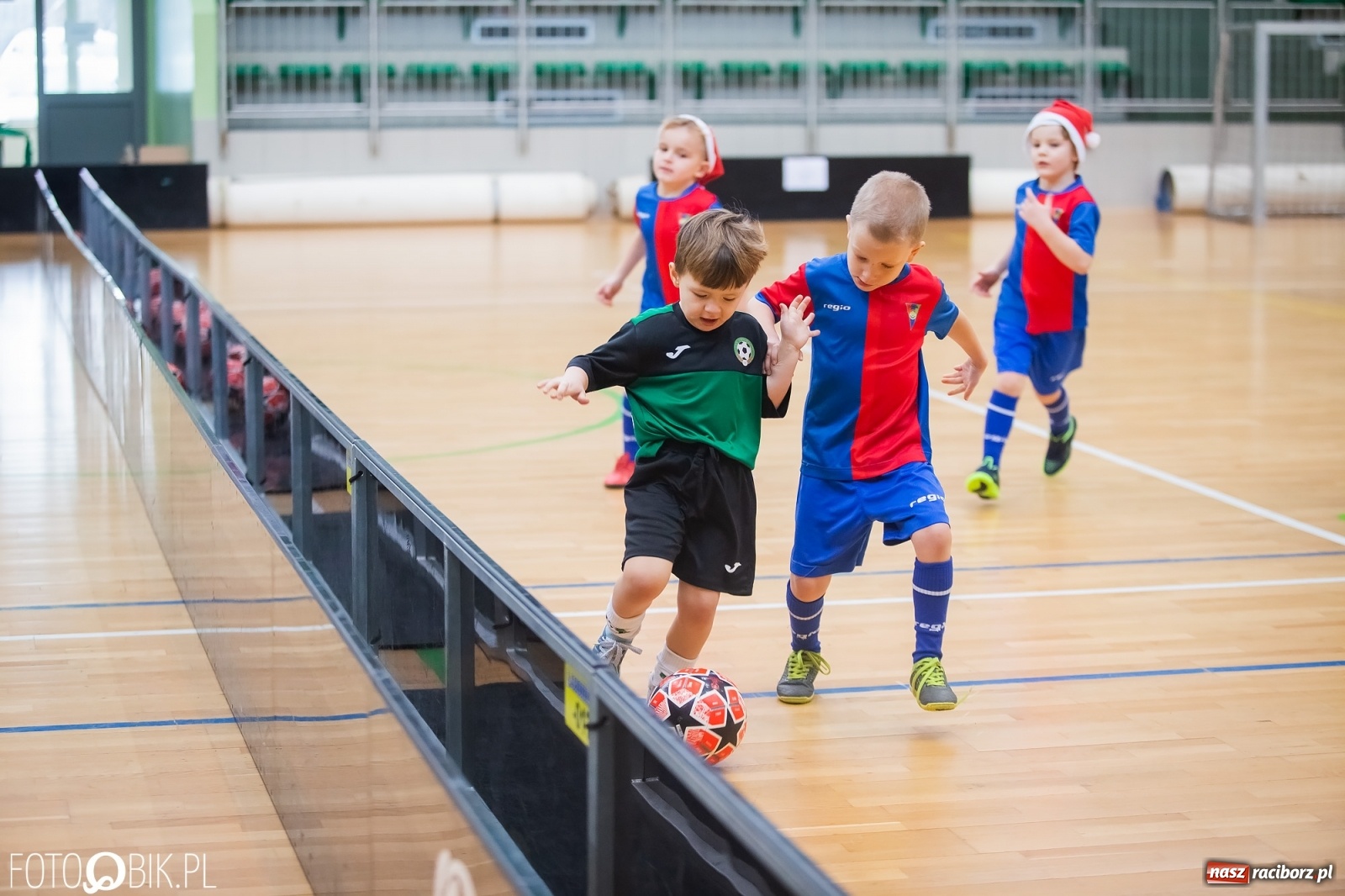 Zdjęcie w galerii na portalu naszraciborz.pl: Piłkarska rywalizacja w turnieju mikołajkowym [FOTO] wiadomości z regionu