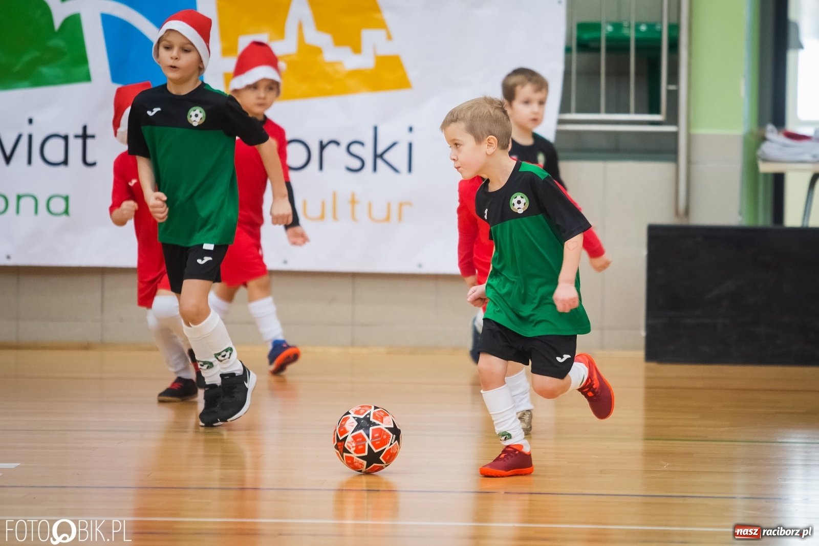 Zdjęcie w galerii na portalu naszraciborz.pl: Piłkarska rywalizacja w turnieju mikołajkowym [FOTO] wiadomości z regionu