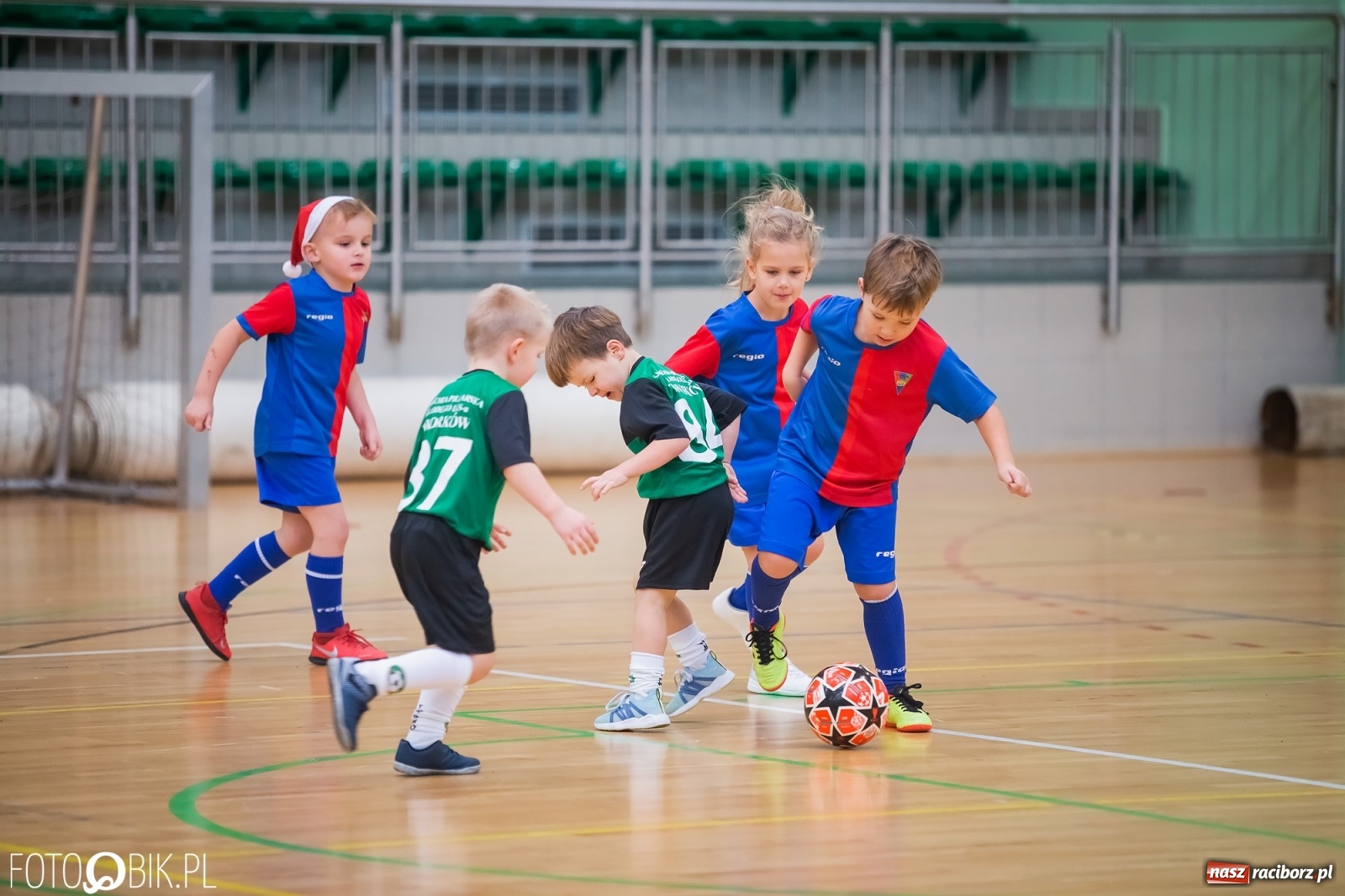 Zdjęcie w galerii na portalu naszraciborz.pl: Piłkarska rywalizacja w turnieju mikołajkowym [FOTO] wiadomości z regionu