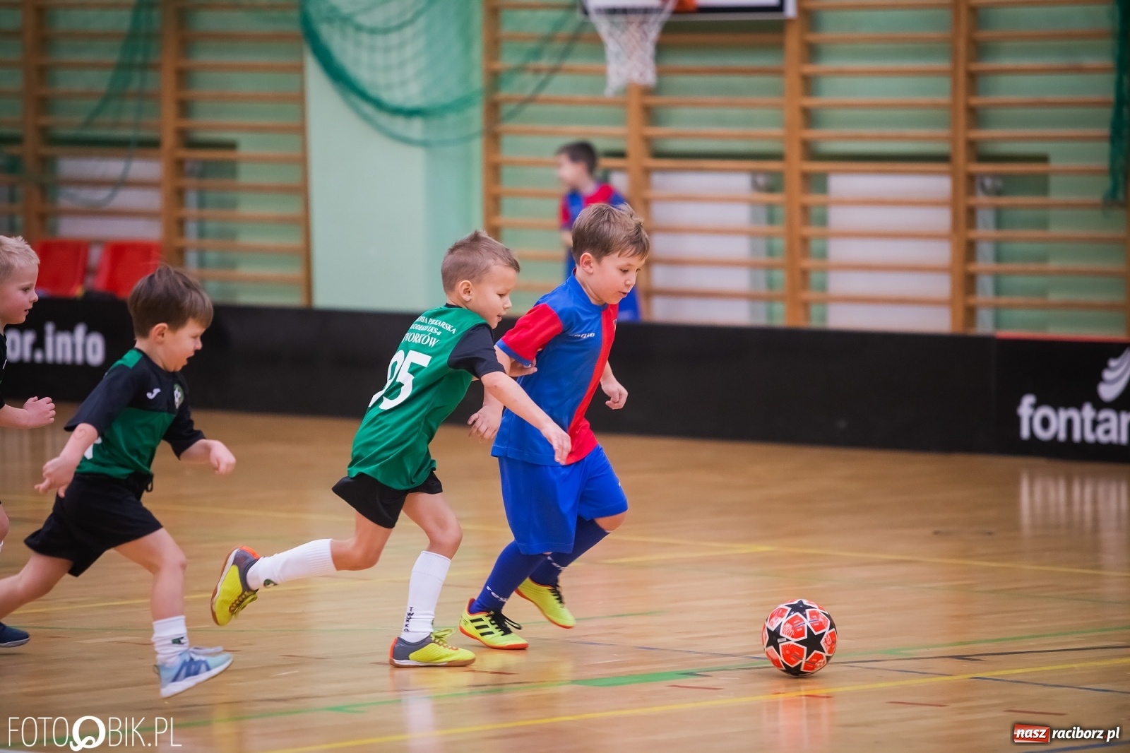 Zdjęcie w galerii na portalu naszraciborz.pl: Piłkarska rywalizacja w turnieju mikołajkowym [FOTO] wiadomości z regionu