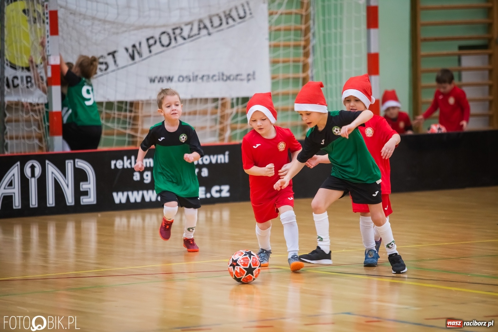 Zdjęcie w galerii na portalu naszraciborz.pl: Piłkarska rywalizacja w turnieju mikołajkowym [FOTO] wiadomości z regionu