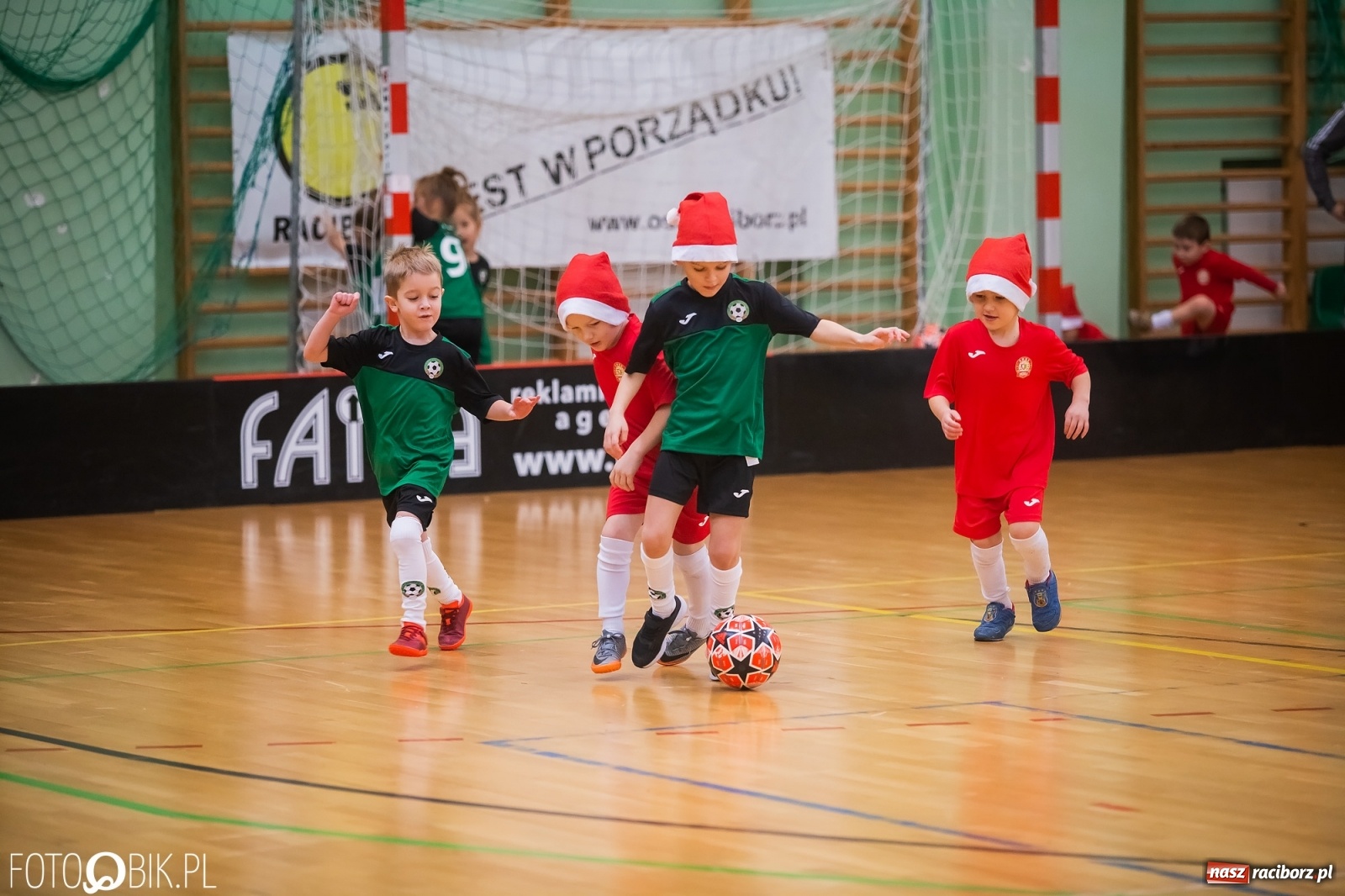 Zdjęcie w galerii na portalu naszraciborz.pl: Piłkarska rywalizacja w turnieju mikołajkowym [FOTO] wiadomości z regionu