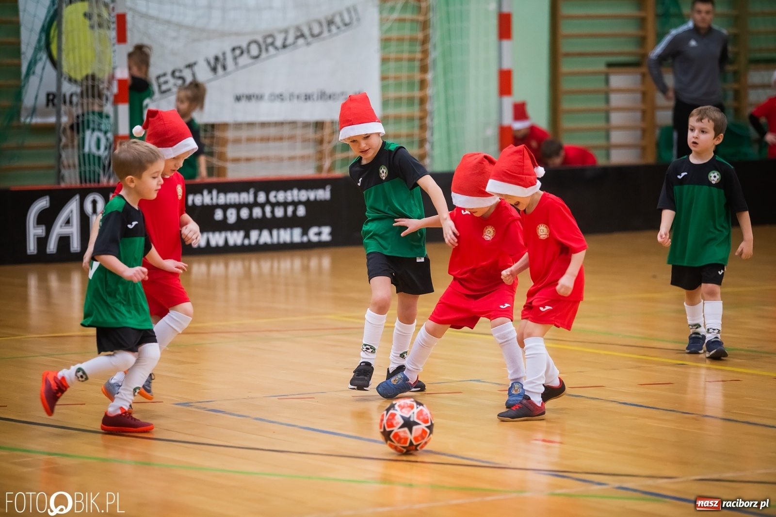 Zdjęcie w galerii na portalu naszraciborz.pl: Piłkarska rywalizacja w turnieju mikołajkowym [FOTO] wiadomości z regionu