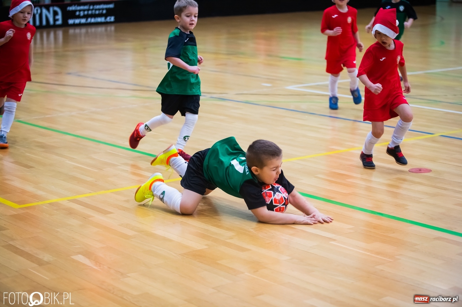 Zdjęcie w galerii na portalu naszraciborz.pl: Piłkarska rywalizacja w turnieju mikołajkowym [FOTO] wiadomości z regionu