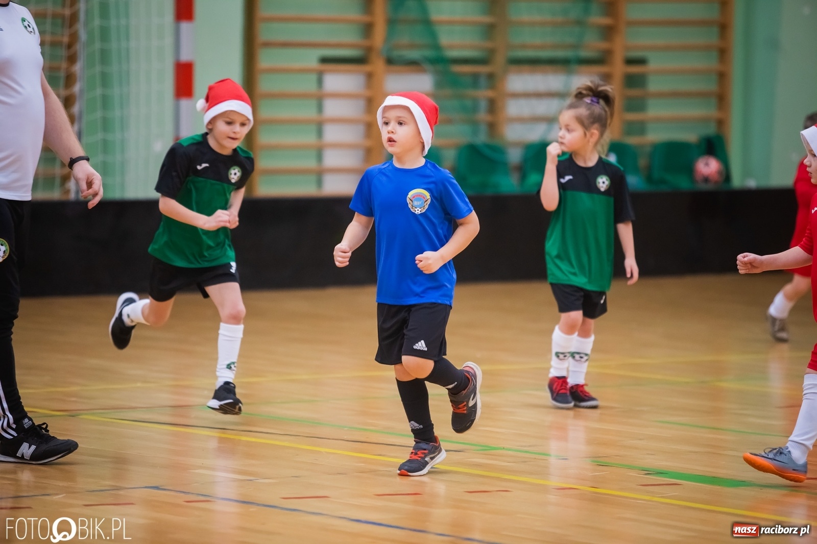 Zdjęcie w galerii na portalu naszraciborz.pl: Piłkarska rywalizacja w turnieju mikołajkowym [FOTO] wiadomości z regionu