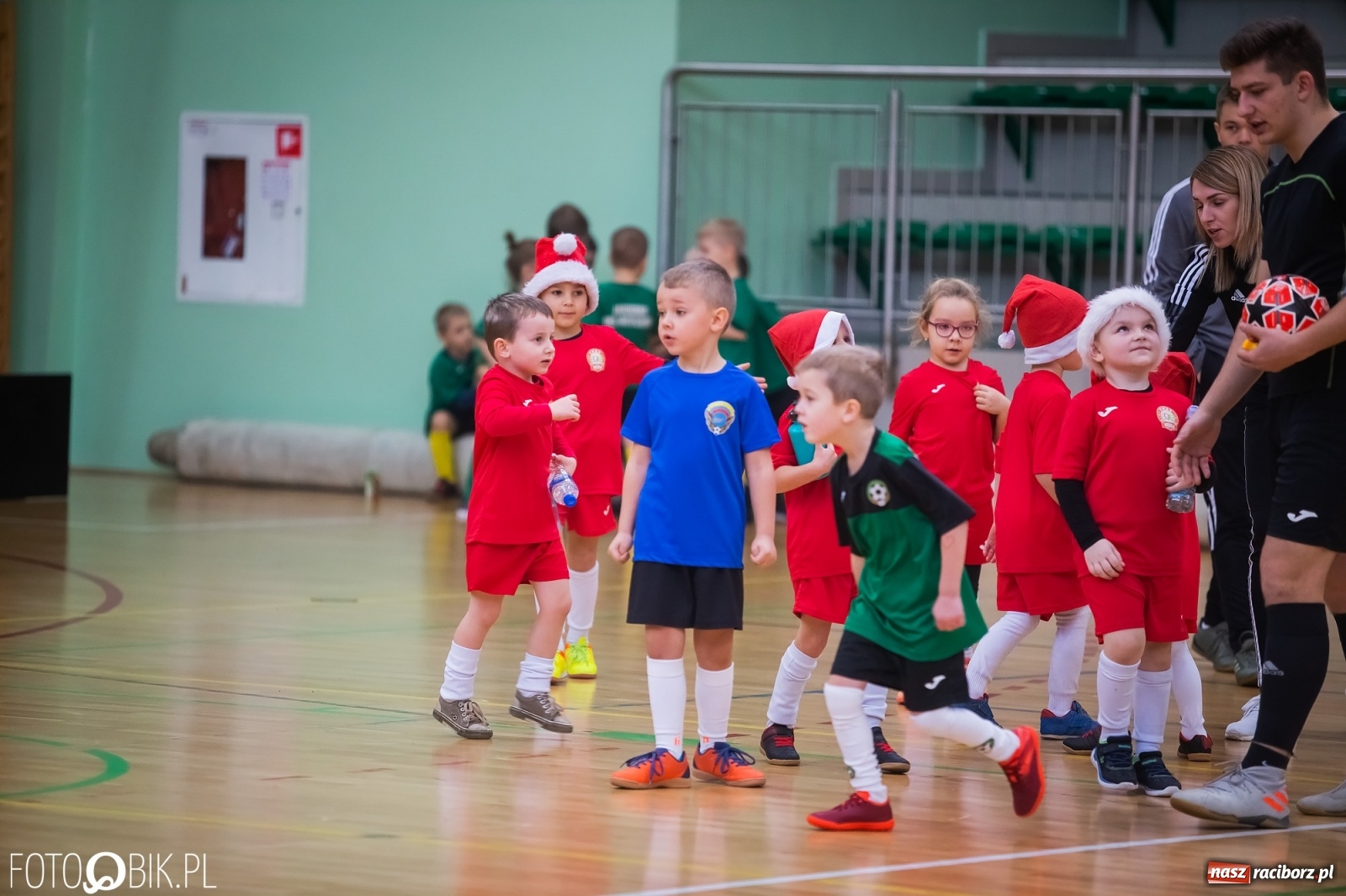 Zdjęcie w galerii na portalu naszraciborz.pl: Piłkarska rywalizacja w turnieju mikołajkowym [FOTO] wiadomości z regionu
