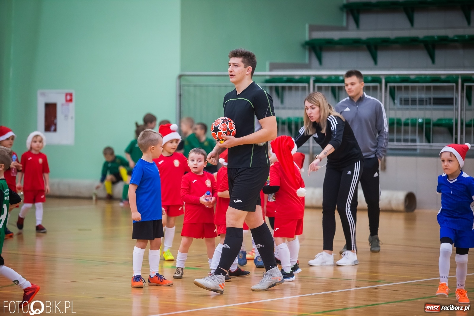 Zdjęcie w galerii na portalu naszraciborz.pl: Piłkarska rywalizacja w turnieju mikołajkowym [FOTO] wiadomości z regionu