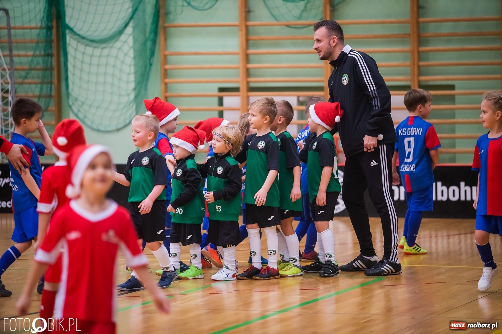 Zdjęcie w galerii na portalu naszraciborz.pl: Piłkarska rywalizacja w turnieju mikołajkowym [FOTO] wiadomości z regionu