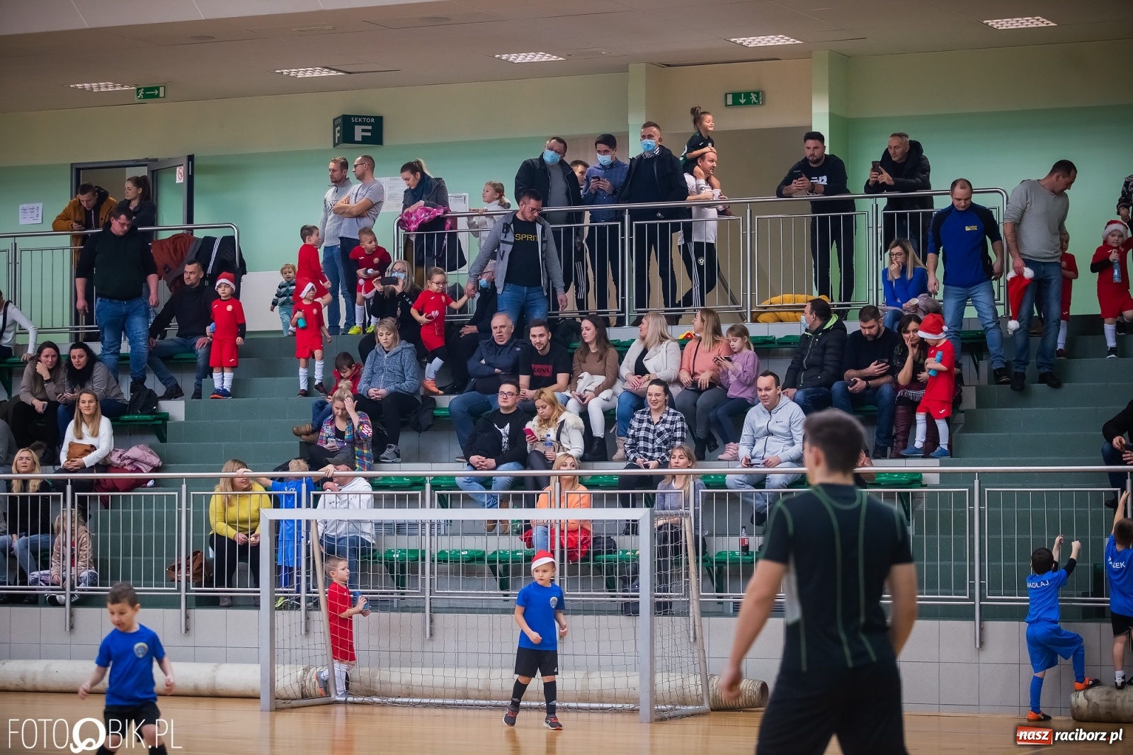Zdjęcie w galerii na portalu naszraciborz.pl: Piłkarska rywalizacja w turnieju mikołajkowym [FOTO] wiadomości z regionu