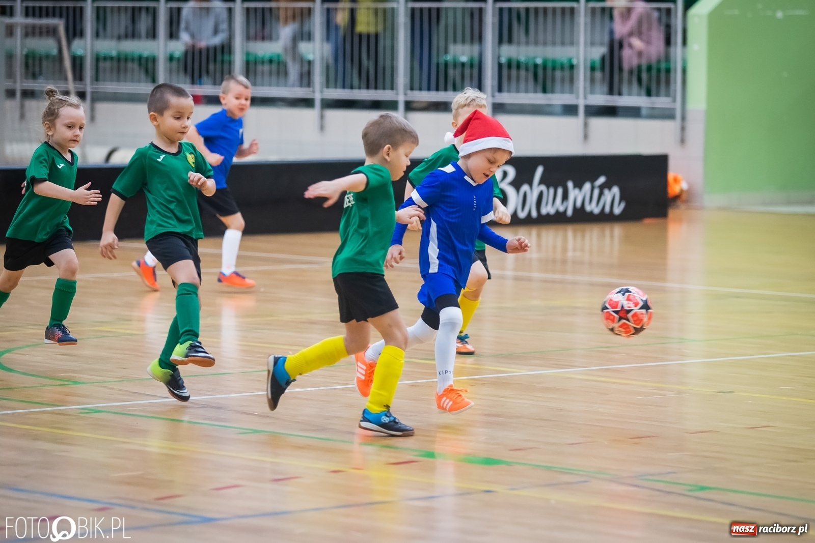 Zdjęcie w galerii na portalu naszraciborz.pl: Piłkarska rywalizacja w turnieju mikołajkowym [FOTO] wiadomości z regionu