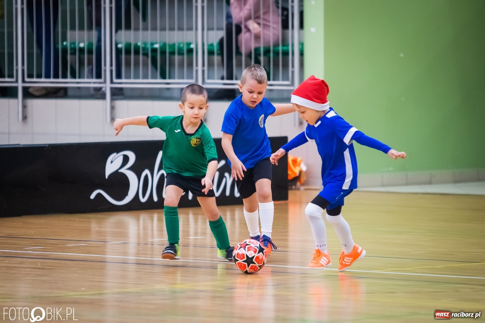 Zdjęcie w galerii na portalu naszraciborz.pl: Piłkarska rywalizacja w turnieju mikołajkowym [FOTO] wiadomości z regionu