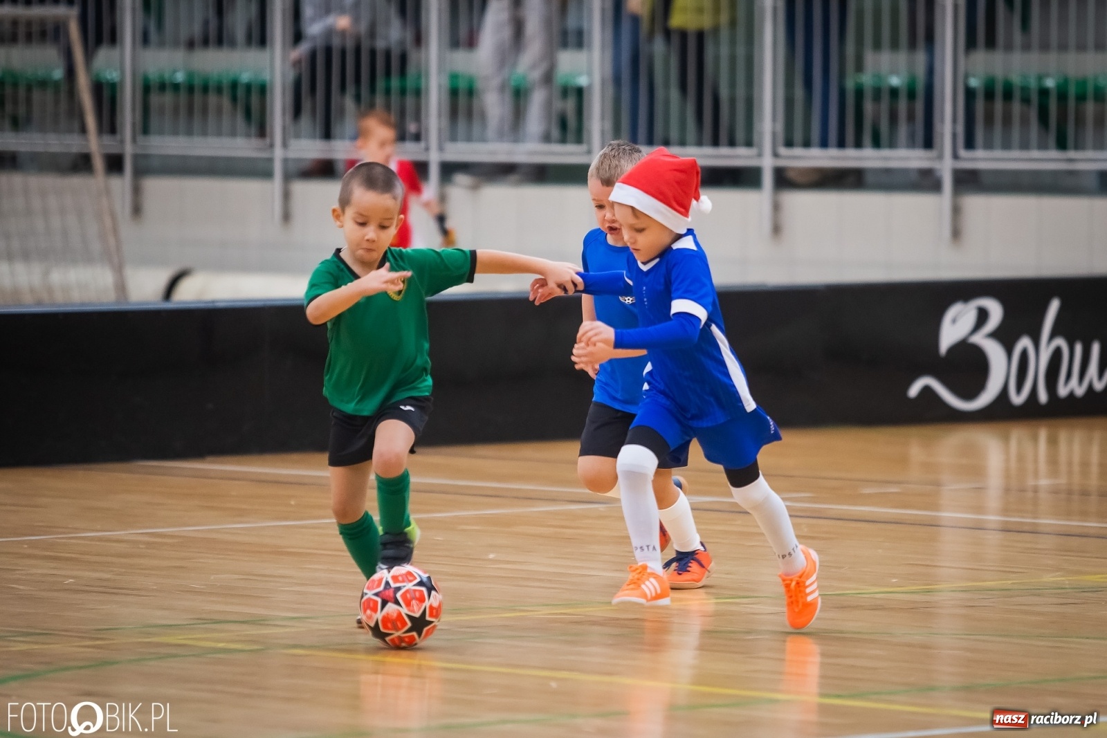 Zdjęcie w galerii na portalu naszraciborz.pl: Piłkarska rywalizacja w turnieju mikołajkowym [FOTO] wiadomości z regionu