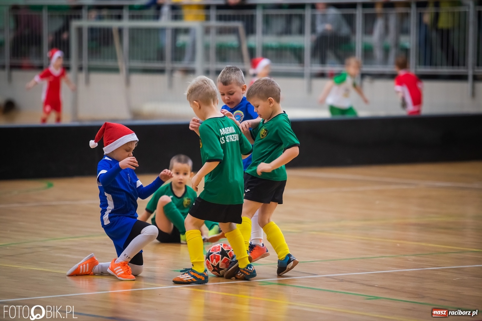 Zdjęcie w galerii na portalu naszraciborz.pl: Piłkarska rywalizacja w turnieju mikołajkowym [FOTO] wiadomości z regionu