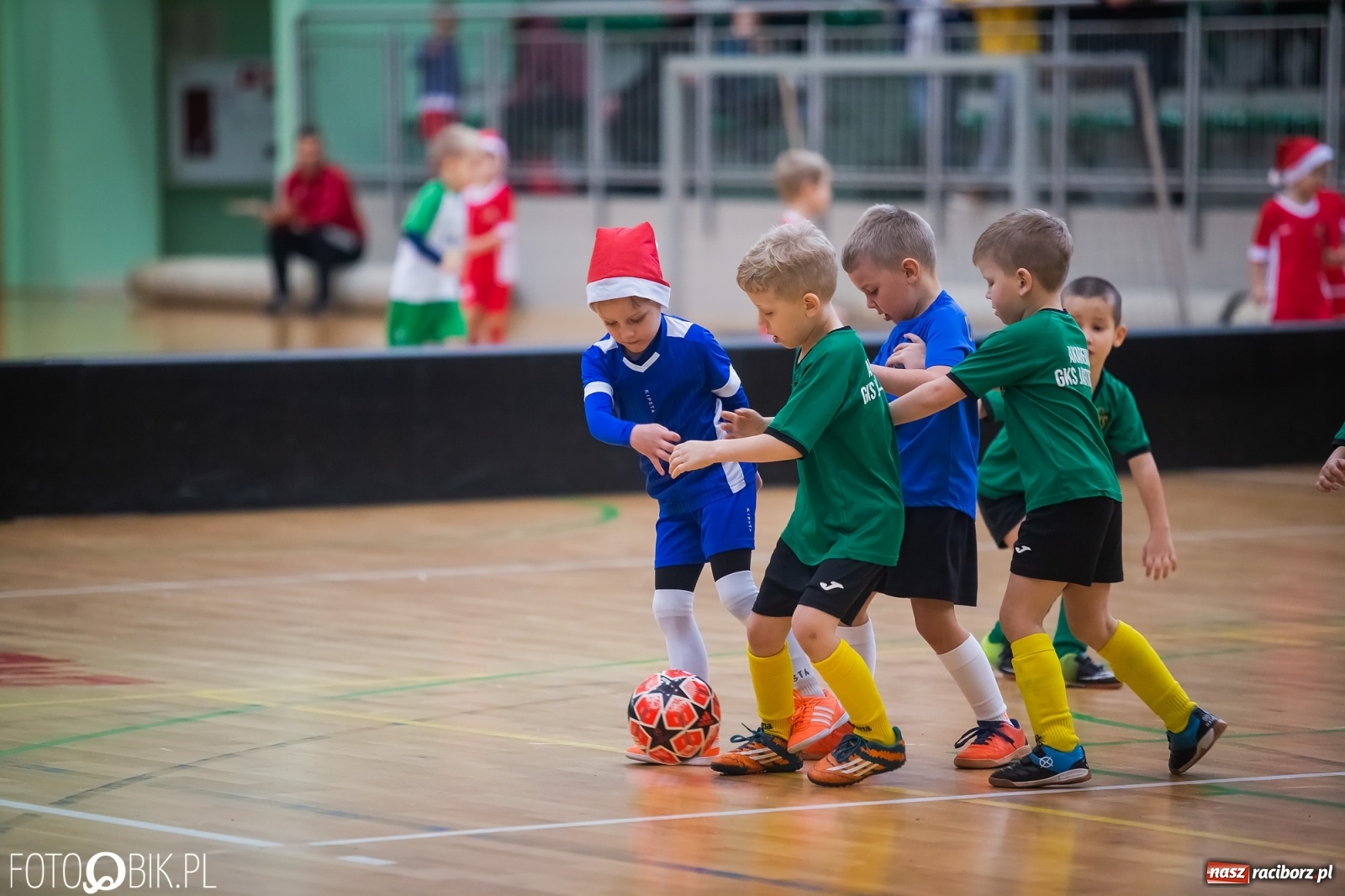 Zdjęcie w galerii na portalu naszraciborz.pl: Piłkarska rywalizacja w turnieju mikołajkowym [FOTO] wiadomości z regionu