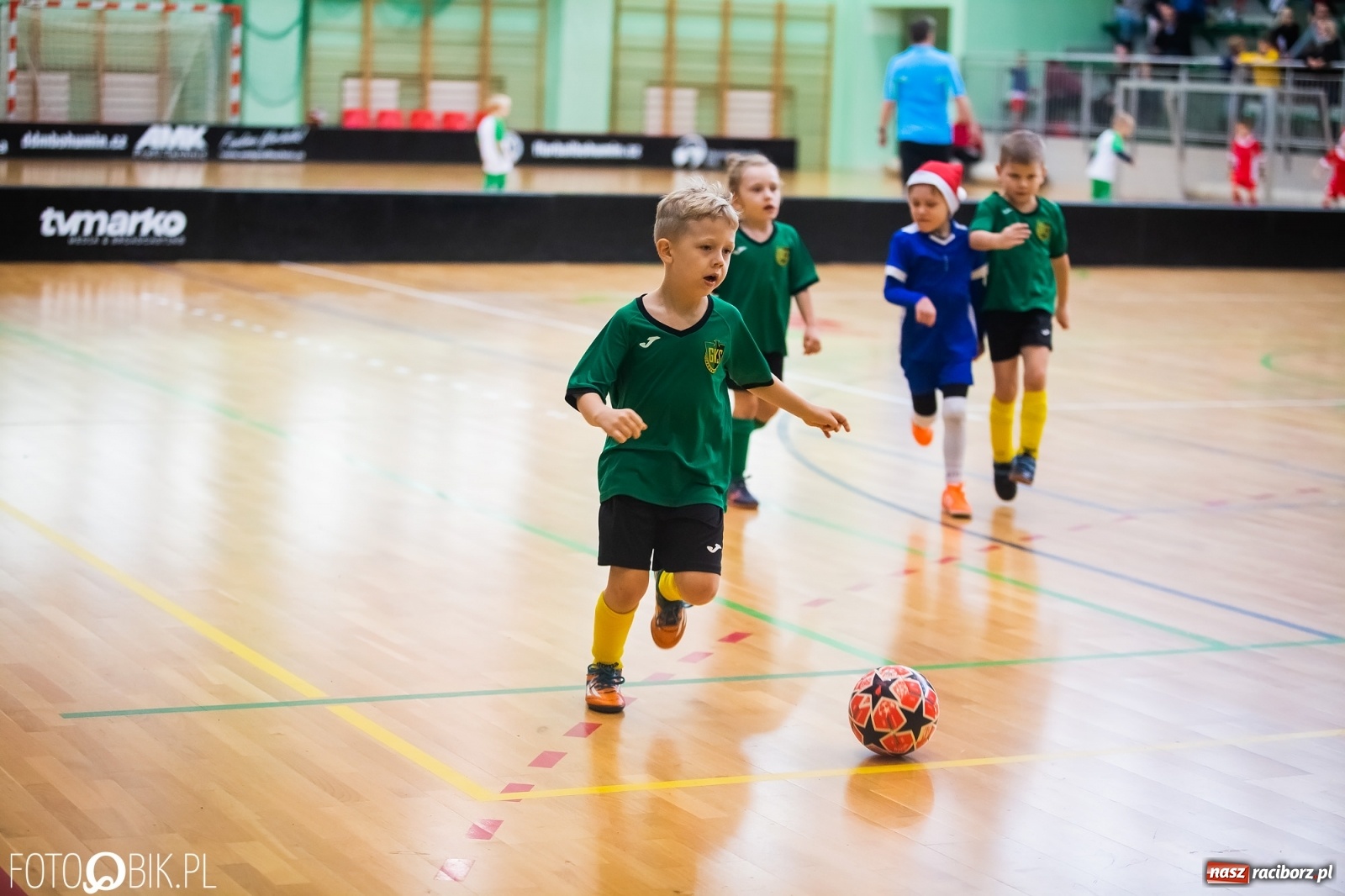 Zdjęcie w galerii na portalu naszraciborz.pl: Piłkarska rywalizacja w turnieju mikołajkowym [FOTO] wiadomości z regionu