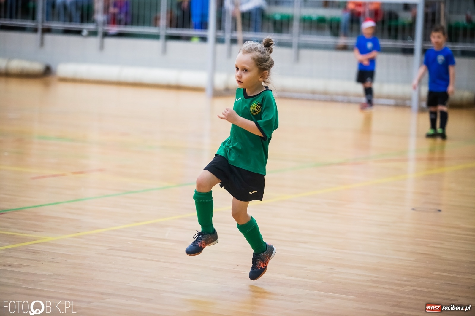 Zdjęcie w galerii na portalu naszraciborz.pl: Piłkarska rywalizacja w turnieju mikołajkowym [FOTO] wiadomości z regionu