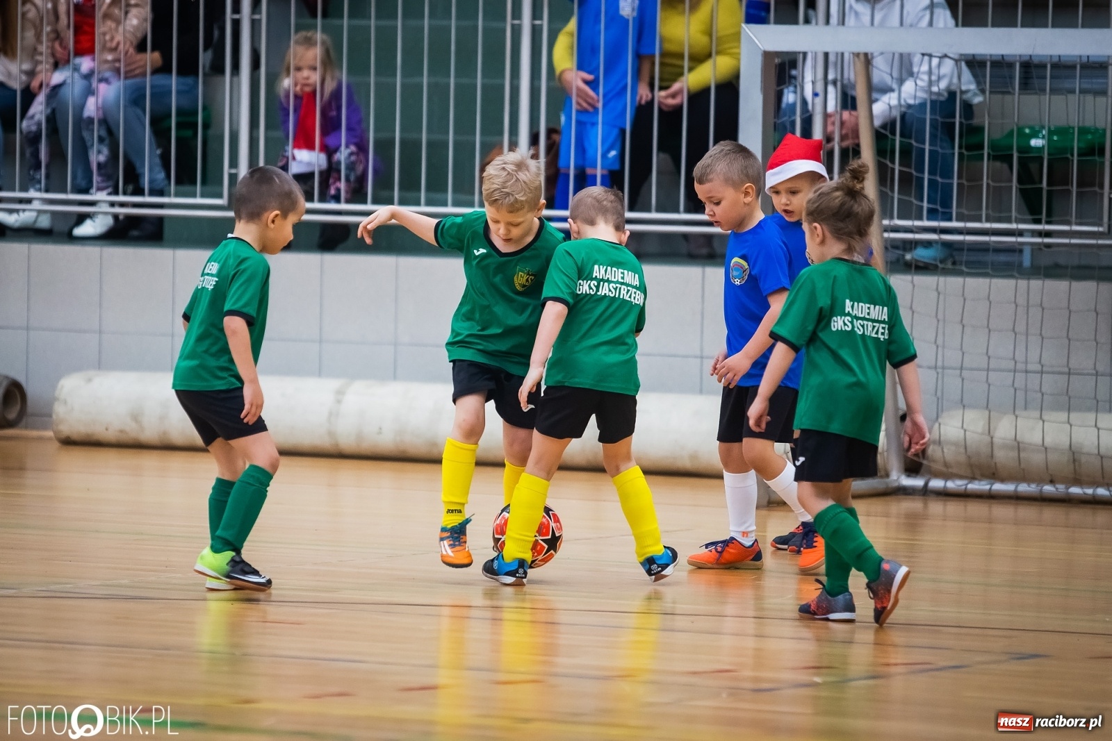 Zdjęcie w galerii na portalu naszraciborz.pl: Piłkarska rywalizacja w turnieju mikołajkowym [FOTO] wiadomości z regionu