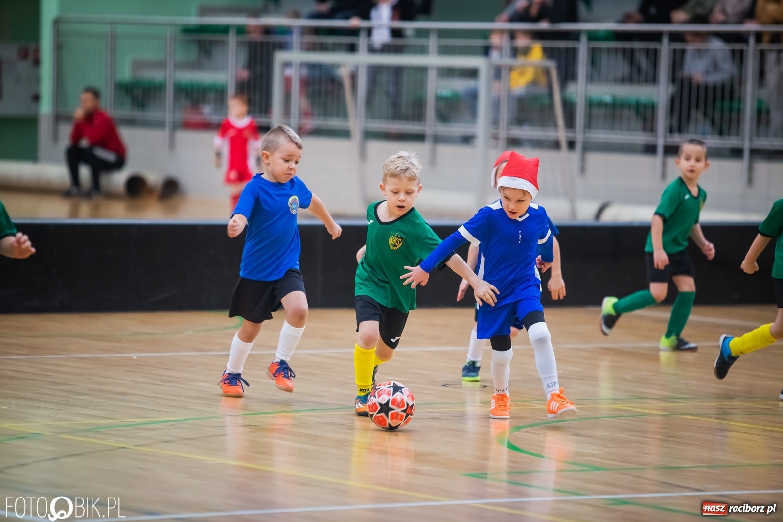 Zdjęcie w galerii na portalu naszraciborz.pl: Piłkarska rywalizacja w turnieju mikołajkowym [FOTO] wiadomości z regionu
