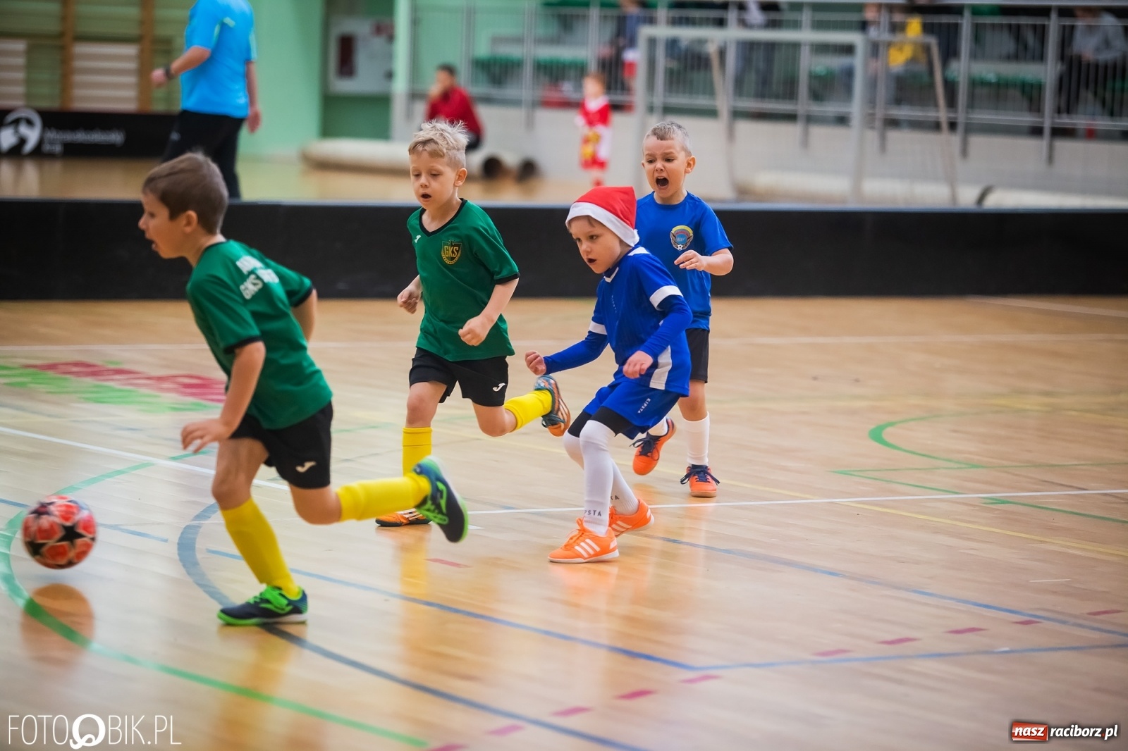 Zdjęcie w galerii na portalu naszraciborz.pl: Piłkarska rywalizacja w turnieju mikołajkowym [FOTO] wiadomości z regionu