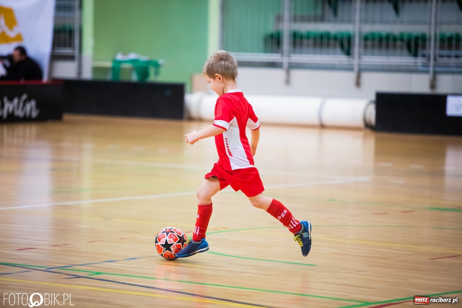 Zdjęcie w galerii na portalu naszraciborz.pl: Piłkarska rywalizacja w turnieju mikołajkowym [FOTO] wiadomości z regionu