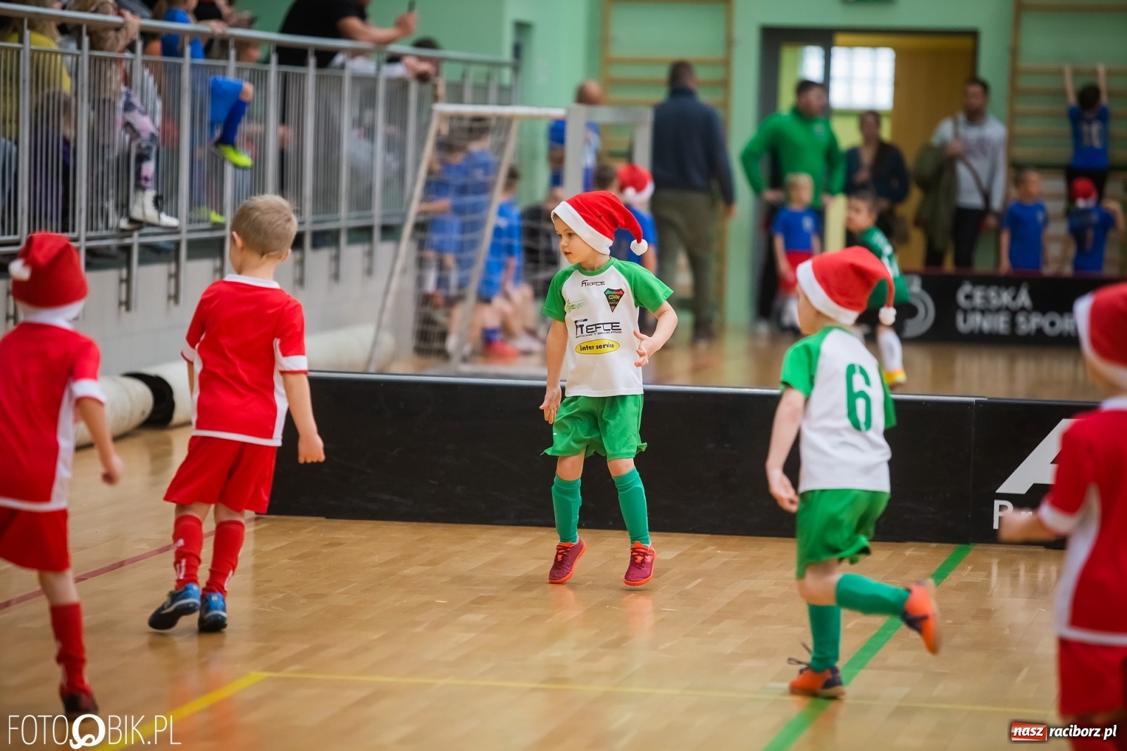 Zdjęcie w galerii na portalu naszraciborz.pl: Piłkarska rywalizacja w turnieju mikołajkowym [FOTO] wiadomości z regionu