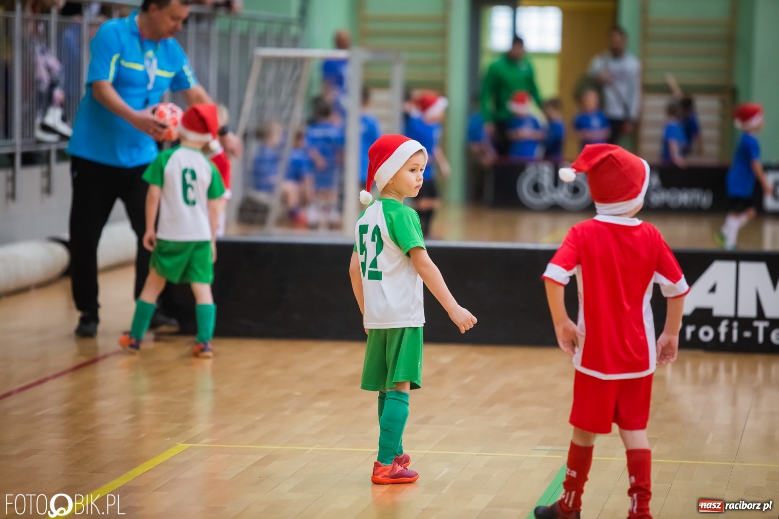 Zdjęcie w galerii na portalu naszraciborz.pl: Piłkarska rywalizacja w turnieju mikołajkowym [FOTO] wiadomości z regionu