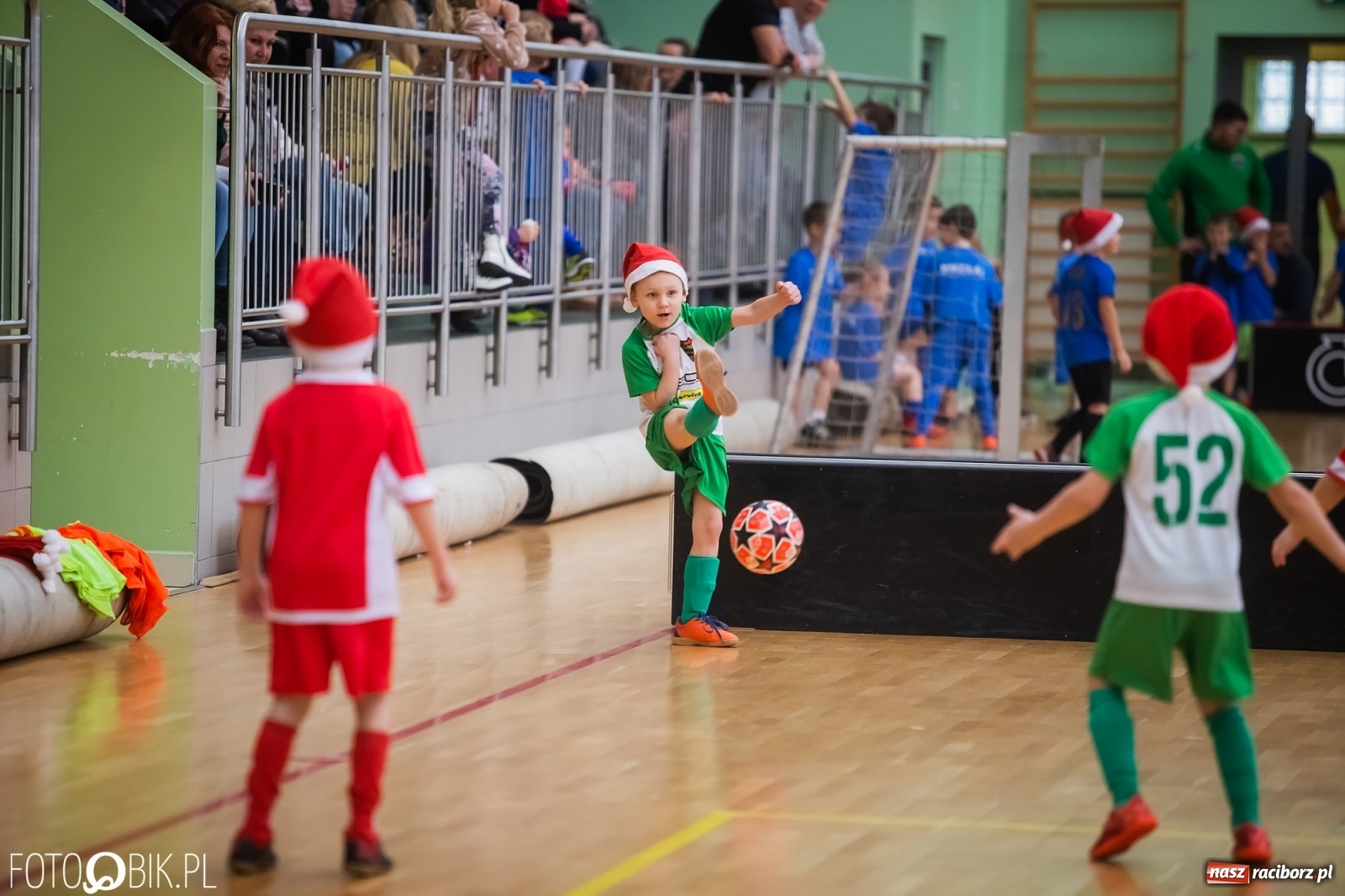Zdjęcie w galerii na portalu naszraciborz.pl: Piłkarska rywalizacja w turnieju mikołajkowym [FOTO] wiadomości z regionu