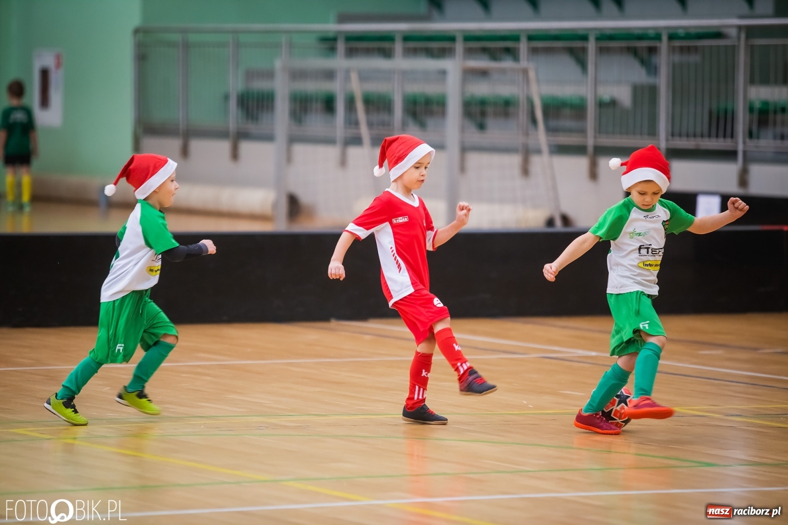 Zdjęcie w galerii na portalu naszraciborz.pl: Piłkarska rywalizacja w turnieju mikołajkowym [FOTO] wiadomości z regionu