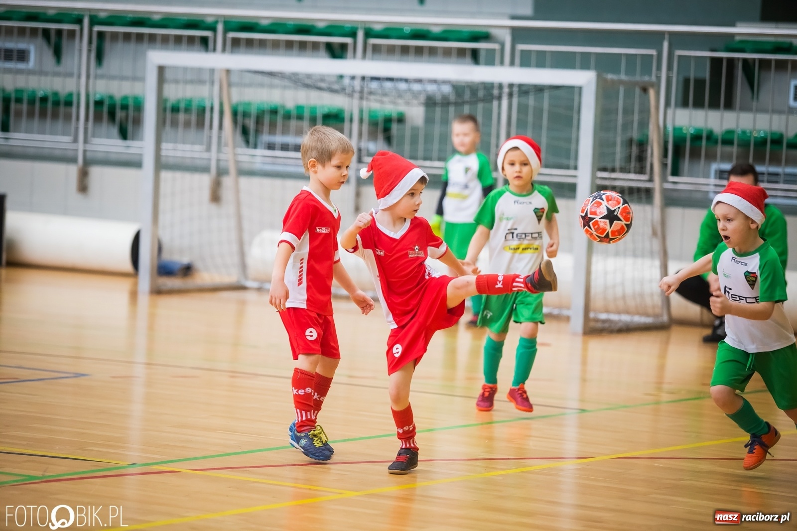 Zdjęcie w galerii na portalu naszraciborz.pl: Piłkarska rywalizacja w turnieju mikołajkowym [FOTO] wiadomości z regionu