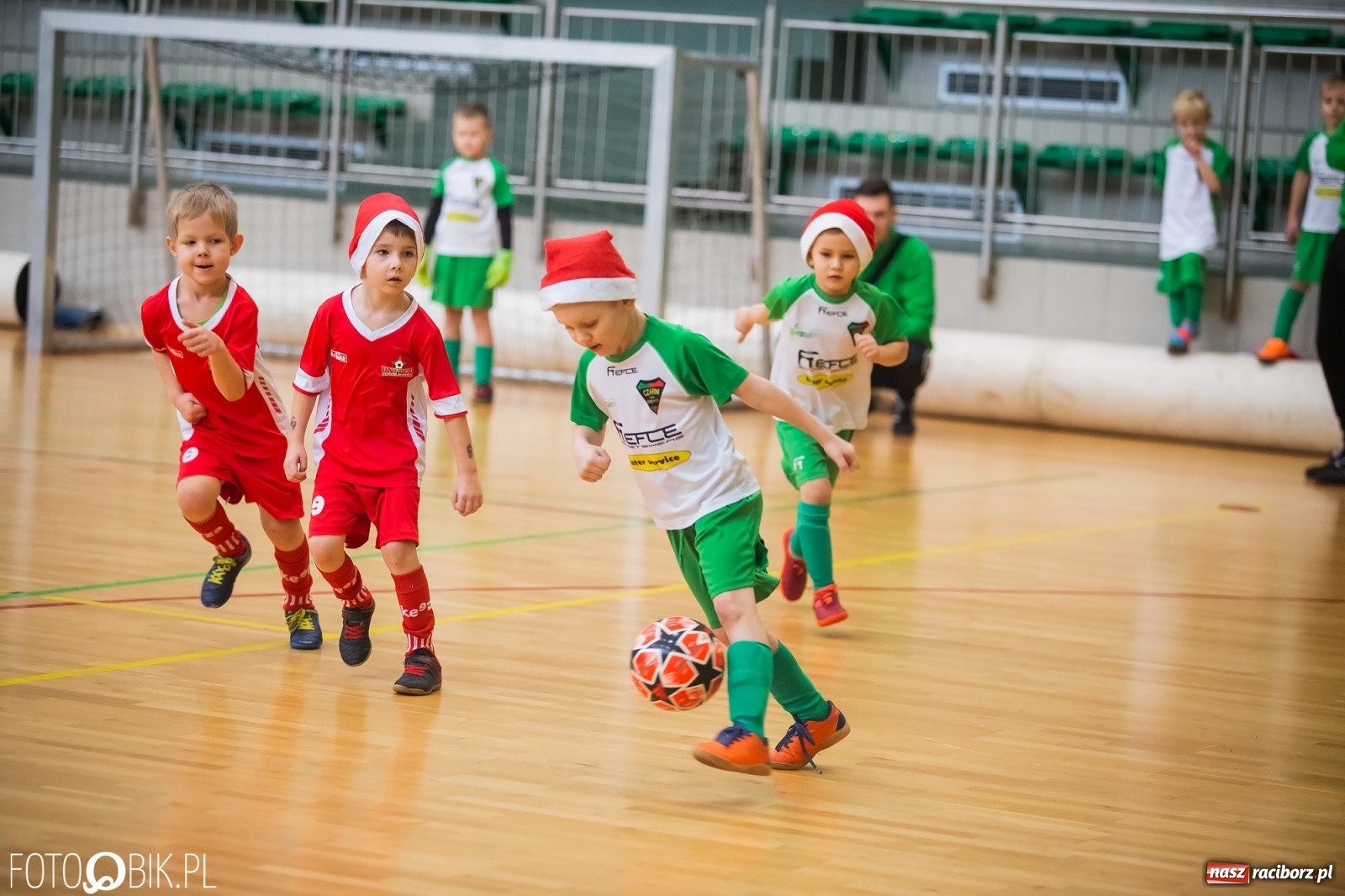 Zdjęcie w galerii na portalu naszraciborz.pl: Piłkarska rywalizacja w turnieju mikołajkowym [FOTO] wiadomości z regionu