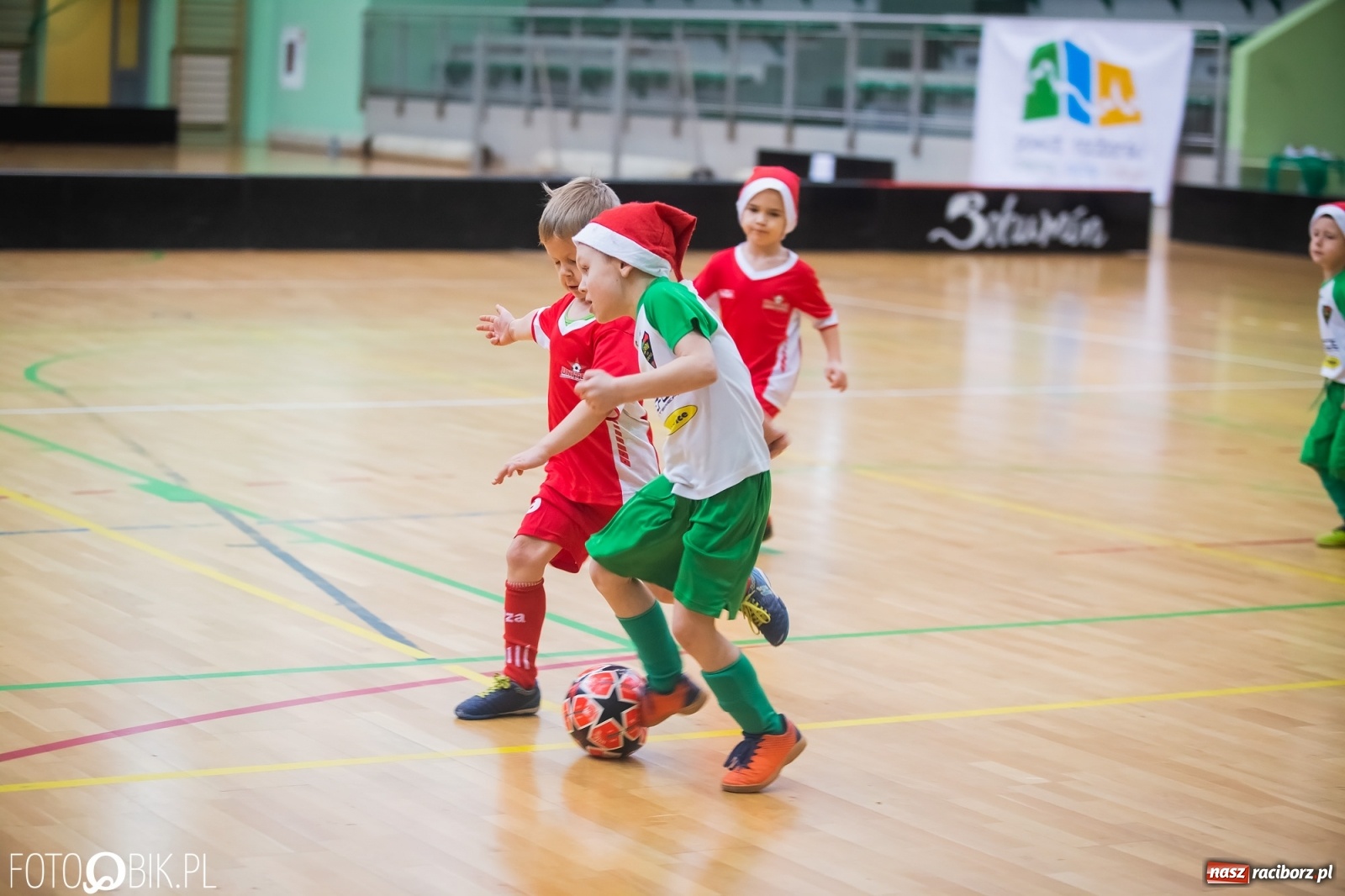 Zdjęcie w galerii na portalu naszraciborz.pl: Piłkarska rywalizacja w turnieju mikołajkowym [FOTO] wiadomości z regionu