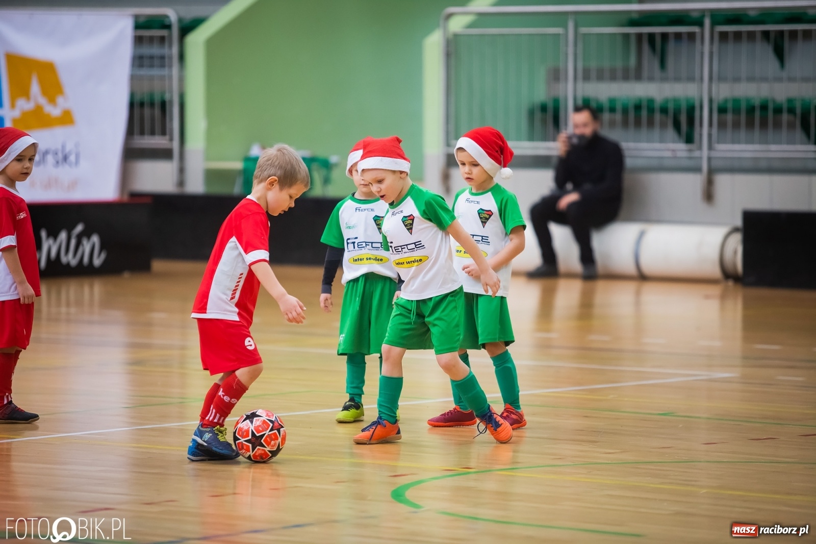 Zdjęcie w galerii na portalu naszraciborz.pl: Piłkarska rywalizacja w turnieju mikołajkowym [FOTO] wiadomości z regionu