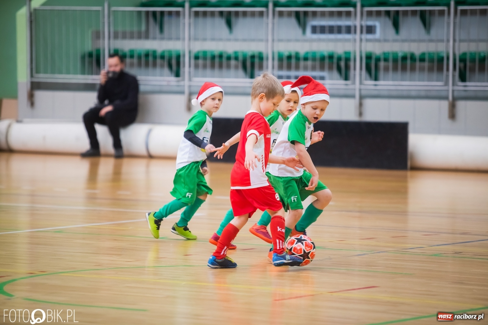 Zdjęcie w galerii na portalu naszraciborz.pl: Piłkarska rywalizacja w turnieju mikołajkowym [FOTO] wiadomości z regionu