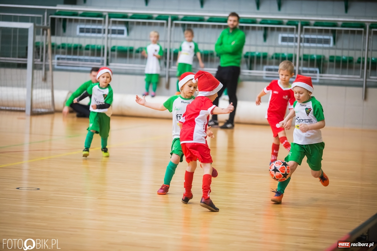 Zdjęcie w galerii na portalu naszraciborz.pl: Piłkarska rywalizacja w turnieju mikołajkowym [FOTO] wiadomości z regionu