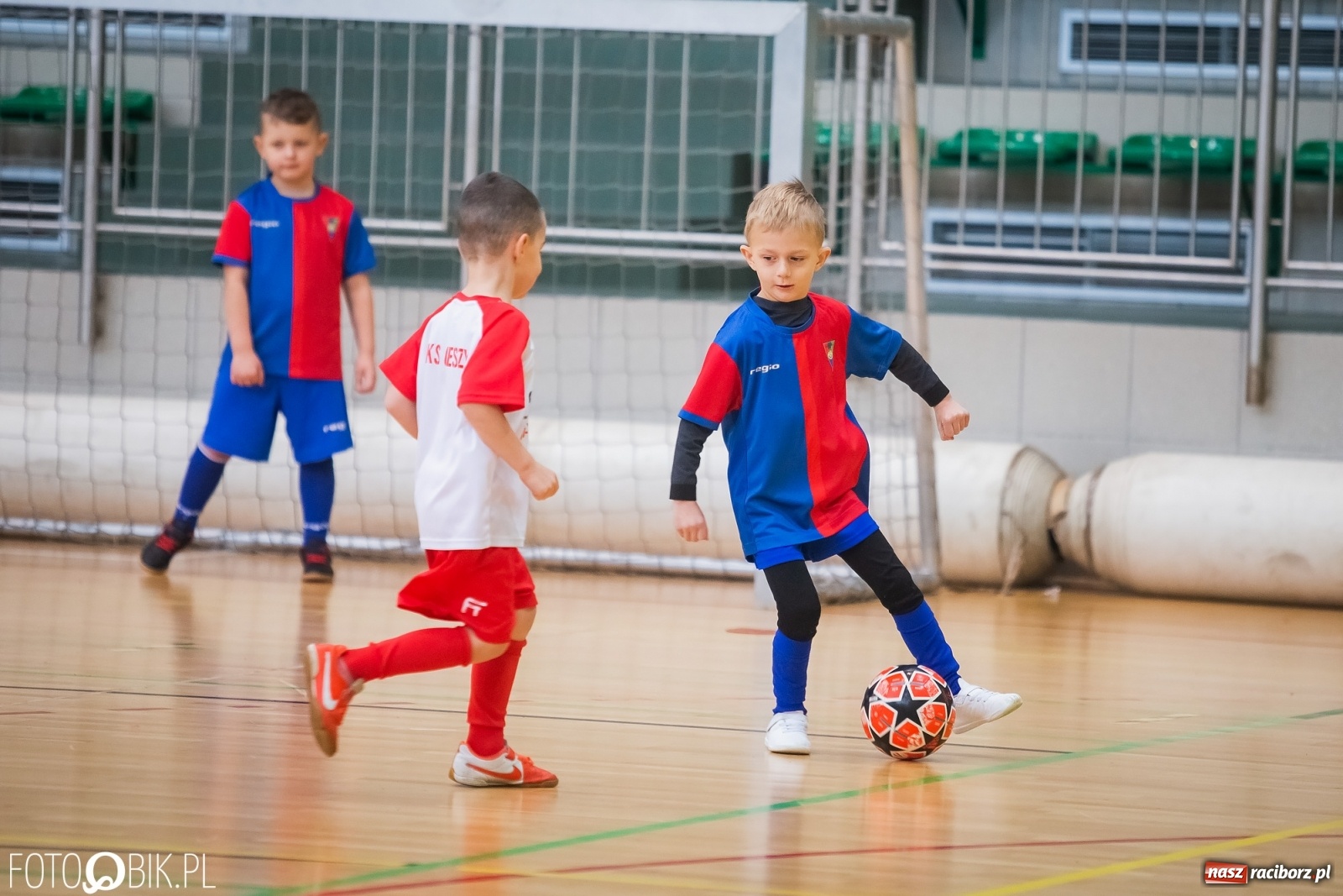 Zdjęcie w galerii na portalu naszraciborz.pl: Piłkarska rywalizacja w turnieju mikołajkowym [FOTO] wiadomości z regionu