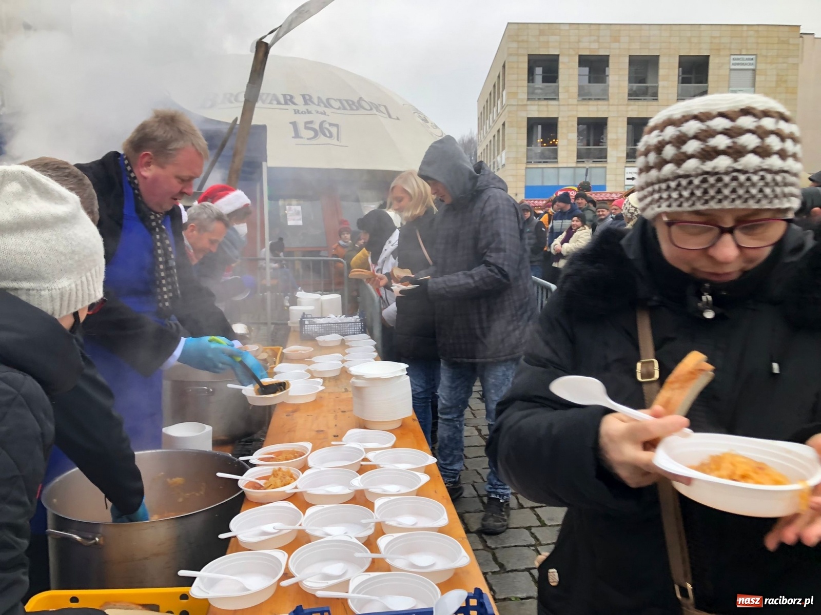 Zdjęcie w galerii na portalu naszraciborz.pl: Tańczący kucharz, prezydenci i gar świątecznego bigosu [FOTO i WIDEO] wiadomości z regionu
