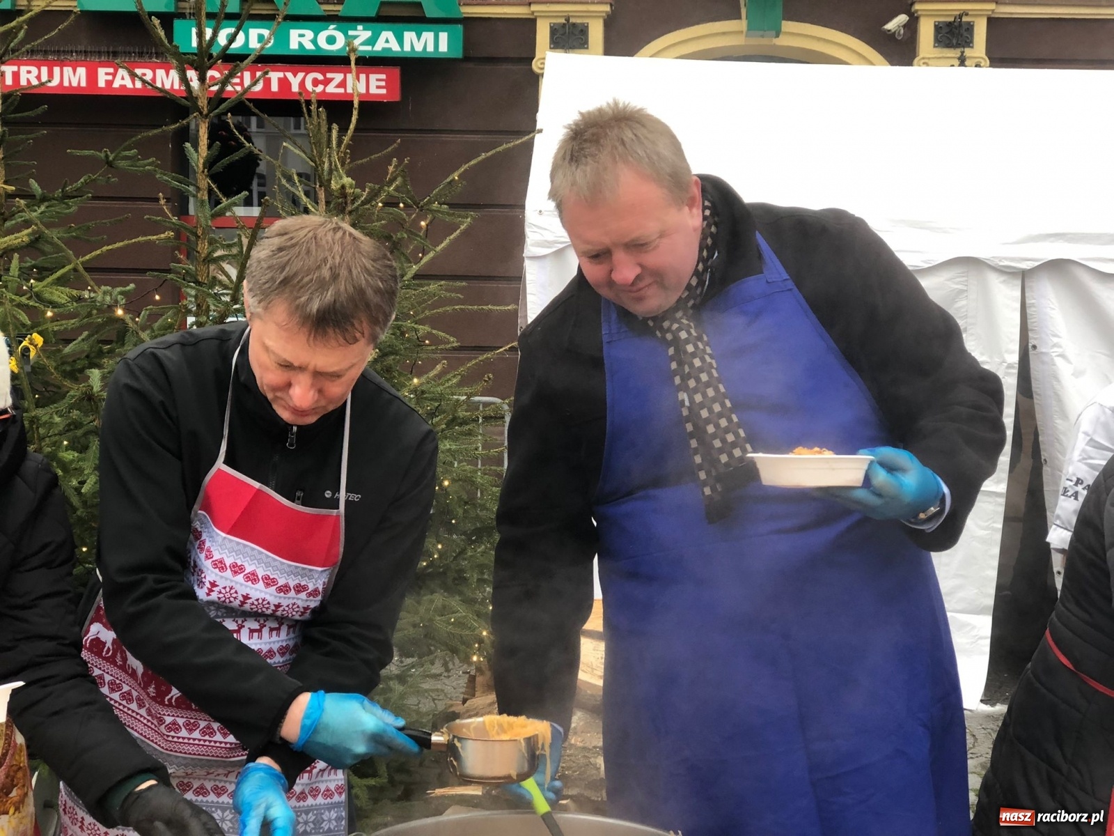 Zdjęcie w galerii na portalu naszraciborz.pl: Tańczący kucharz, prezydenci i gar świątecznego bigosu [FOTO i WIDEO] wiadomości z regionu