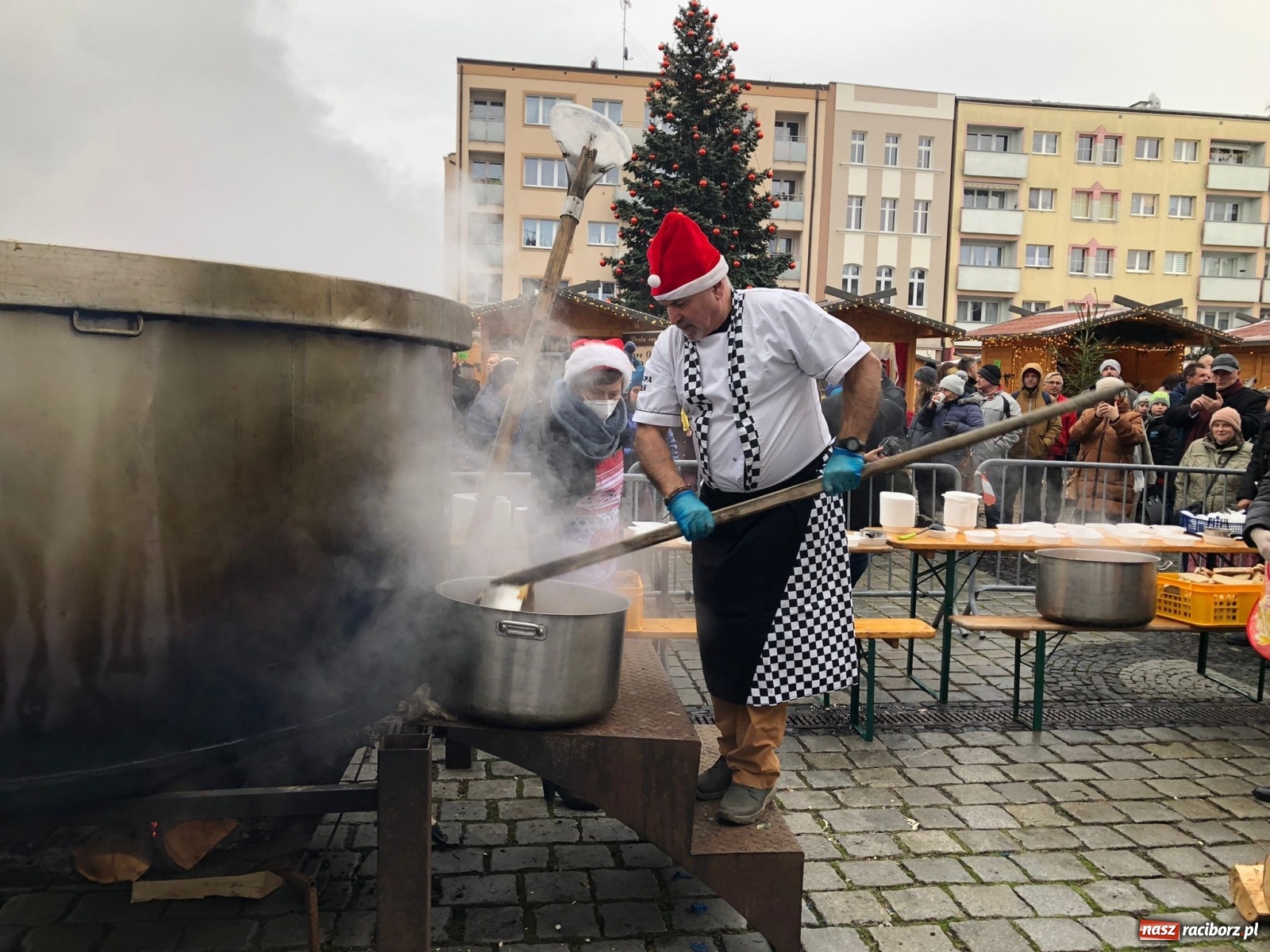 Zdjęcie w galerii na portalu naszraciborz.pl: Tańczący kucharz, prezydenci i gar świątecznego bigosu [FOTO i WIDEO] wiadomości z regionu