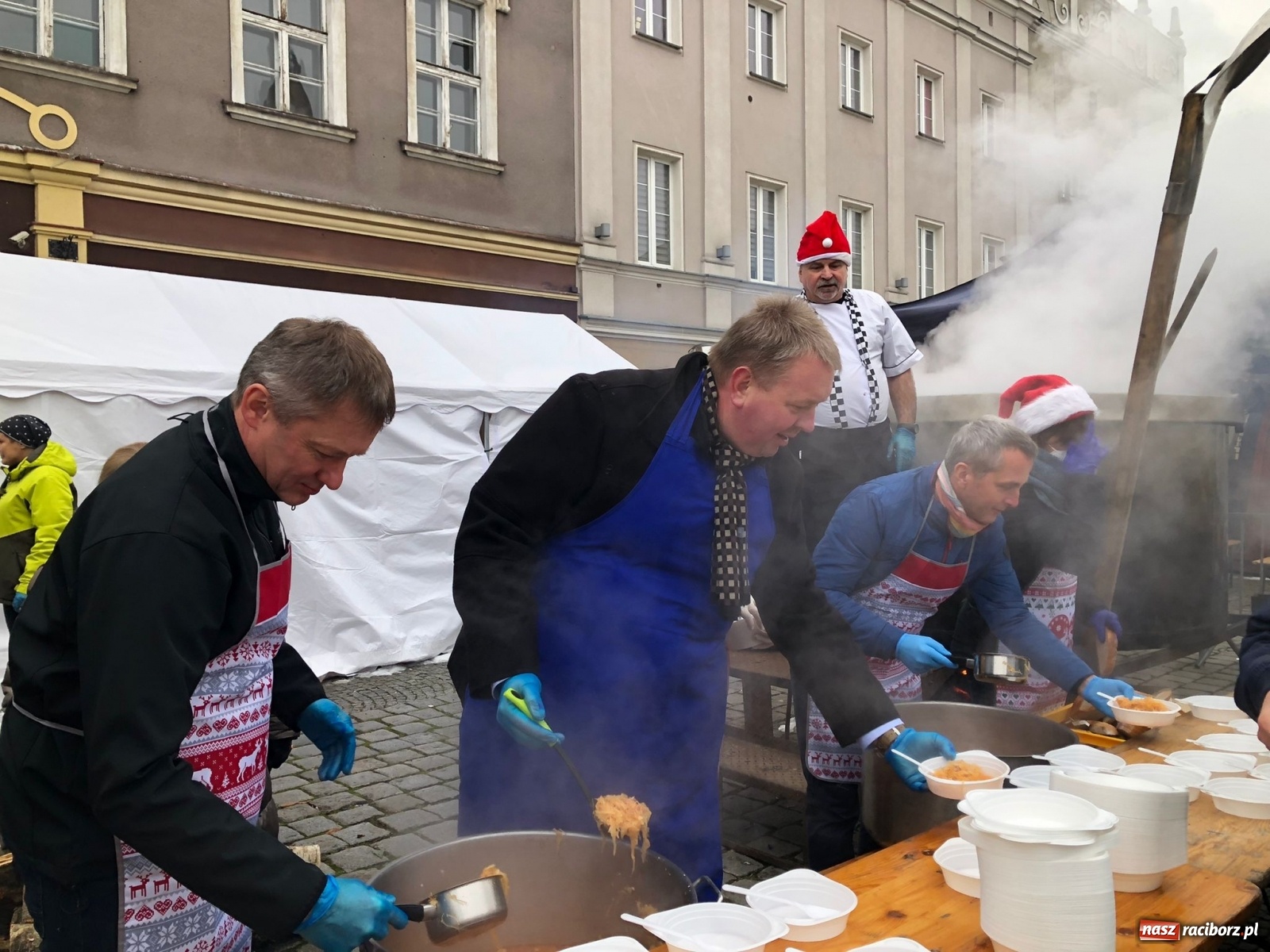 Zdjęcie w galerii na portalu naszraciborz.pl: Tańczący kucharz, prezydenci i gar świątecznego bigosu [FOTO i WIDEO] wiadomości z regionu