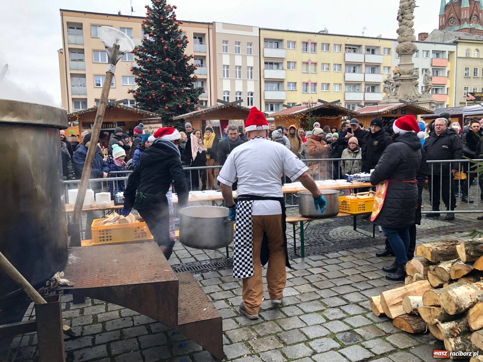 Zdjęcie w galerii na portalu naszraciborz.pl: Tańczący kucharz, prezydenci i gar świątecznego bigosu [FOTO i WIDEO] wiadomości z regionu