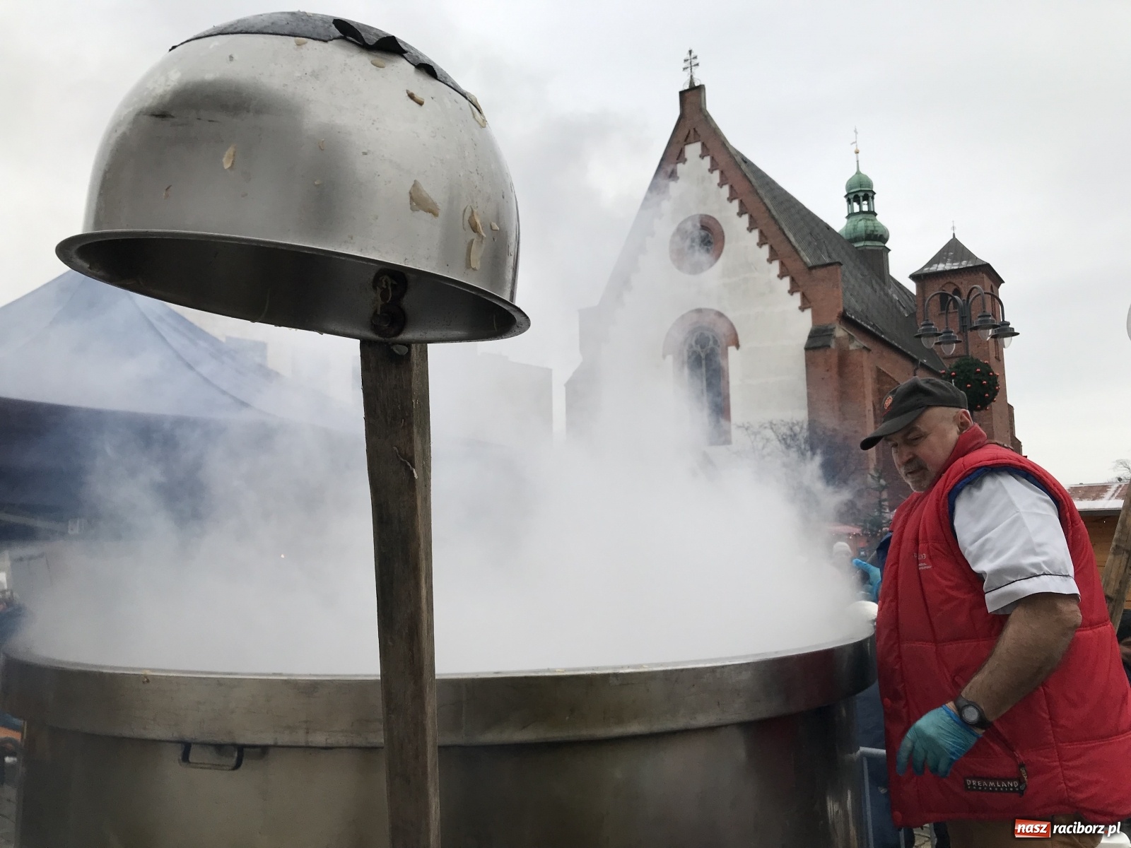 Zdjęcie w galerii na portalu naszraciborz.pl: Tańczący kucharz, prezydenci i gar świątecznego bigosu [FOTO i WIDEO] wiadomości z regionu