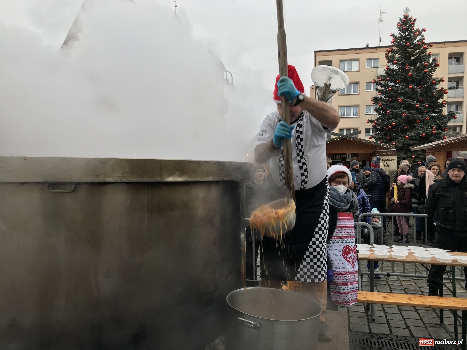 Zdjęcie w galerii na portalu naszraciborz.pl: Tańczący kucharz, prezydenci i gar świątecznego bigosu [FOTO i WIDEO] wiadomości z regionu