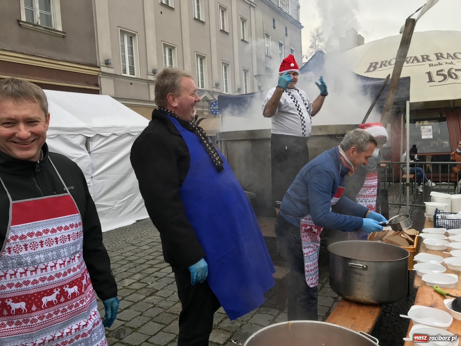 Zdjęcie w galerii na portalu naszraciborz.pl: Tańczący kucharz, prezydenci i gar świątecznego bigosu [FOTO i WIDEO] wiadomości z regionu