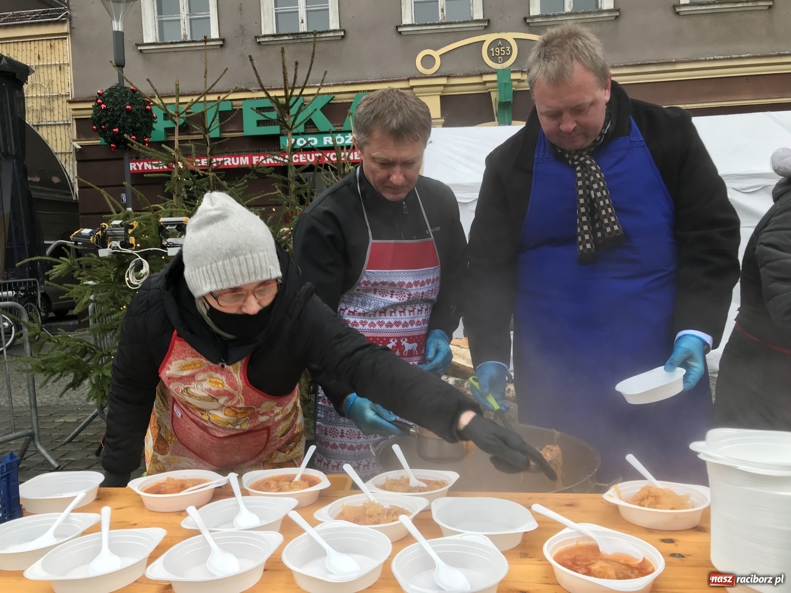 Zdjęcie w galerii na portalu naszraciborz.pl: Tańczący kucharz, prezydenci i gar świątecznego bigosu [FOTO i WIDEO] wiadomości z regionu