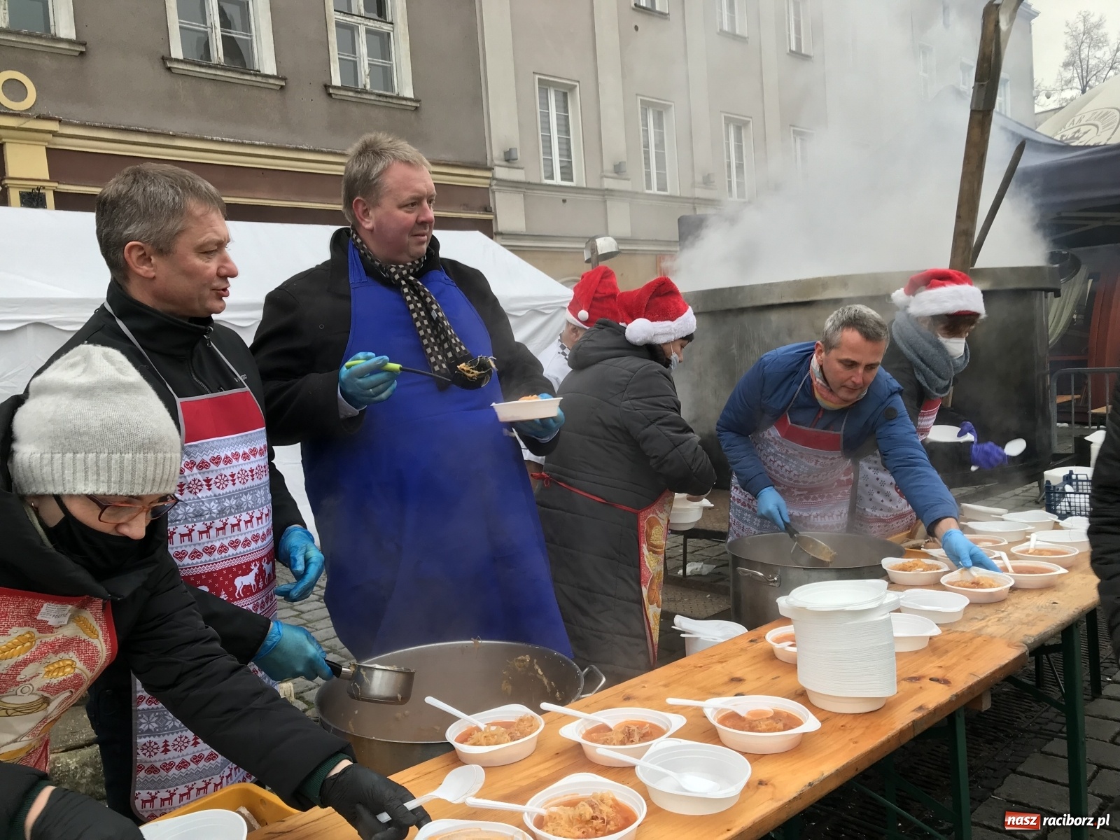 Zdjęcie w galerii na portalu naszraciborz.pl: Tańczący kucharz, prezydenci i gar świątecznego bigosu [FOTO i WIDEO] wiadomości z regionu