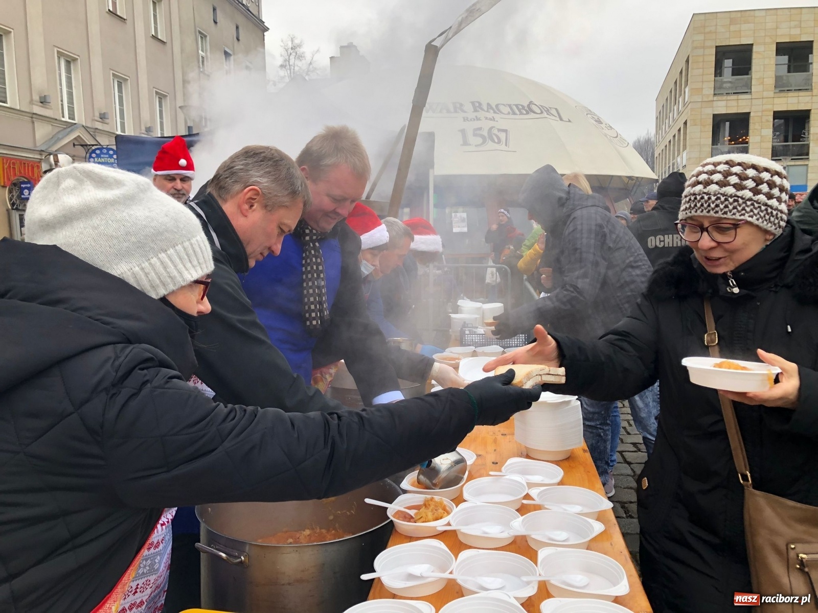 Zdjęcie w galerii na portalu naszraciborz.pl: Tańczący kucharz, prezydenci i gar świątecznego bigosu [FOTO i WIDEO] wiadomości z regionu