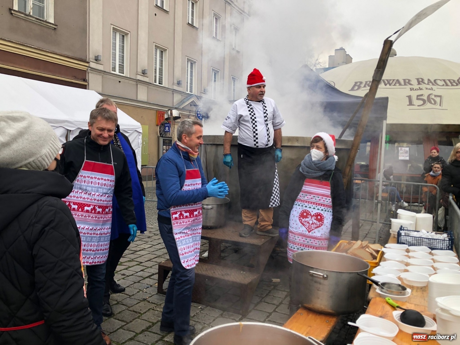 Zdjęcie w galerii na portalu naszraciborz.pl: Tańczący kucharz, prezydenci i gar świątecznego bigosu [FOTO i WIDEO] wiadomości z regionu