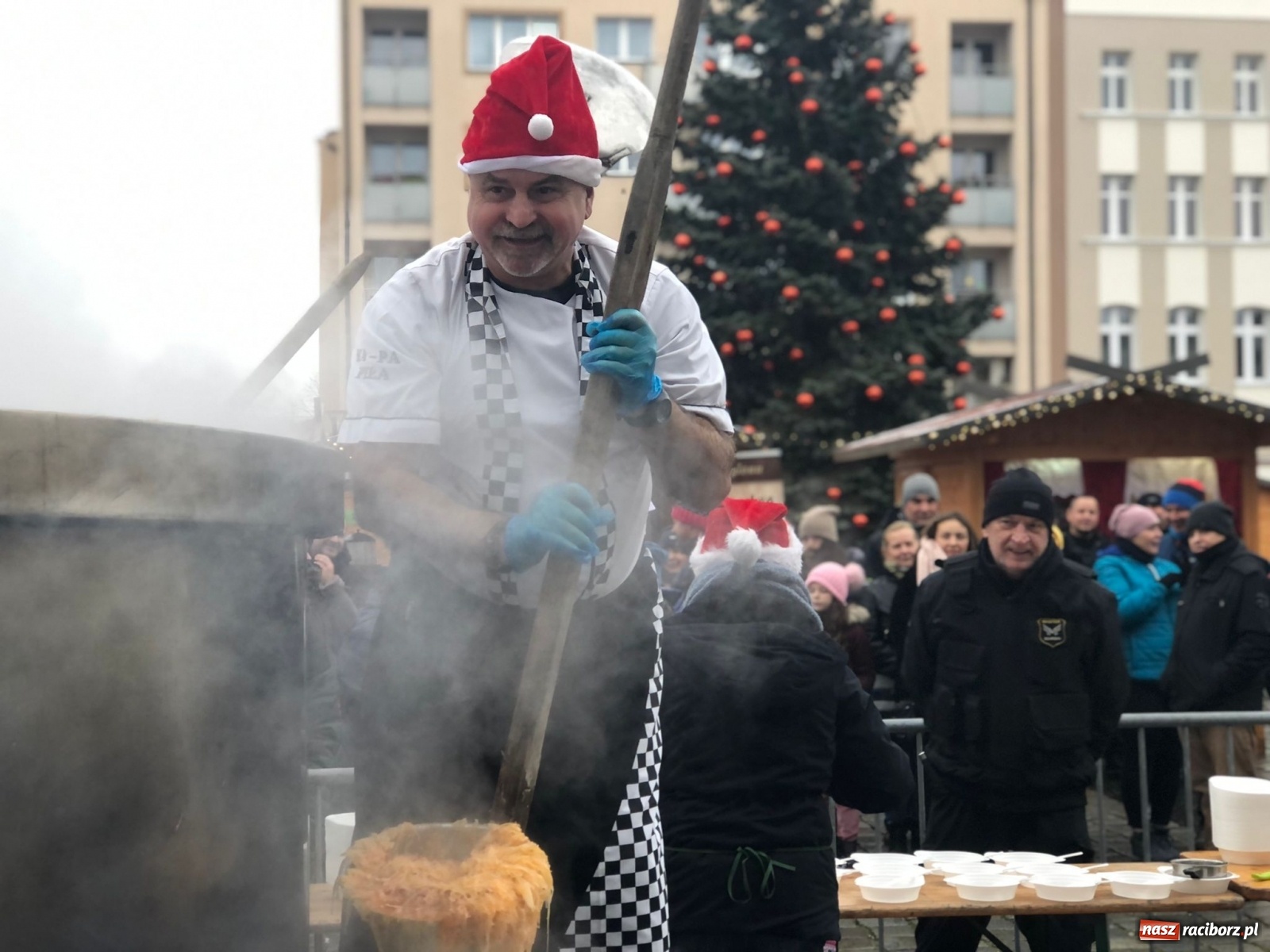 Zdjęcie w galerii na portalu naszraciborz.pl: Tańczący kucharz, prezydenci i gar świątecznego bigosu [FOTO i WIDEO] wiadomości z regionu