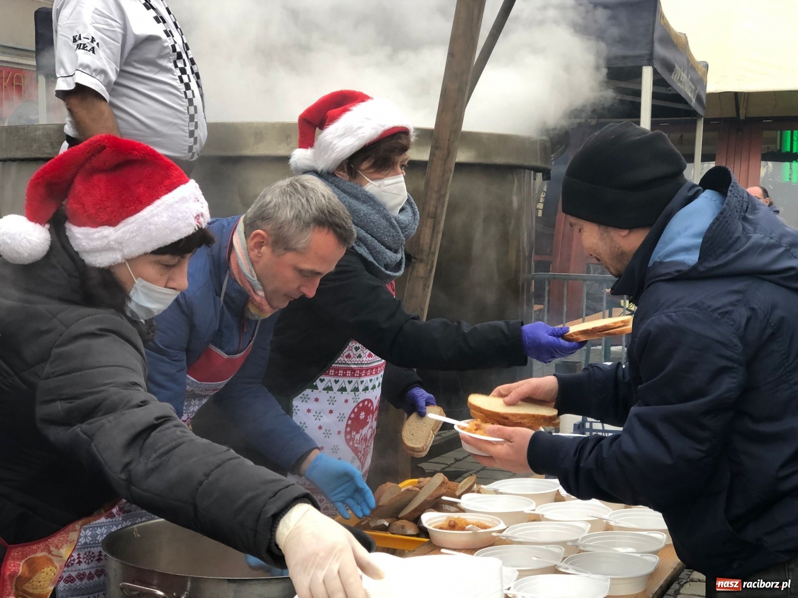 Zdjęcie w galerii na portalu naszraciborz.pl: Tańczący kucharz, prezydenci i gar świątecznego bigosu [FOTO i WIDEO] wiadomości z regionu